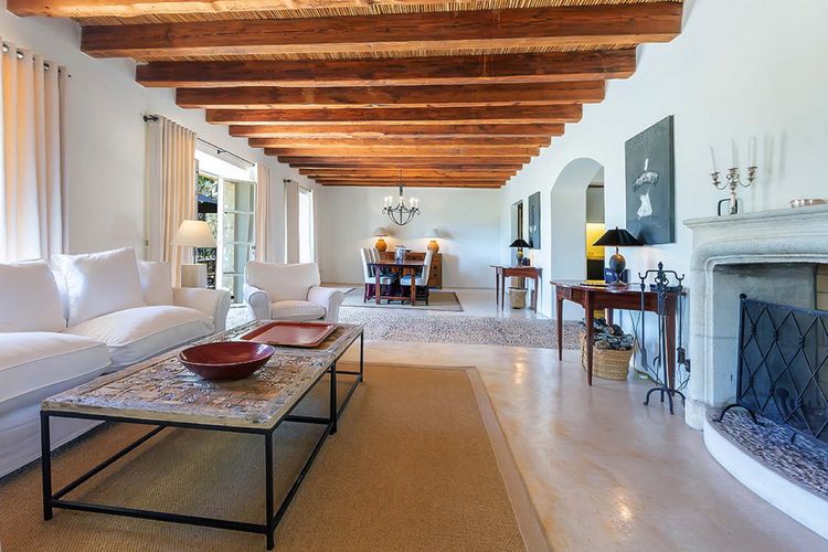 Blick in den Wohnbereich mit gemütlichem Sofa und Kamin Finca Mallorca PM 650